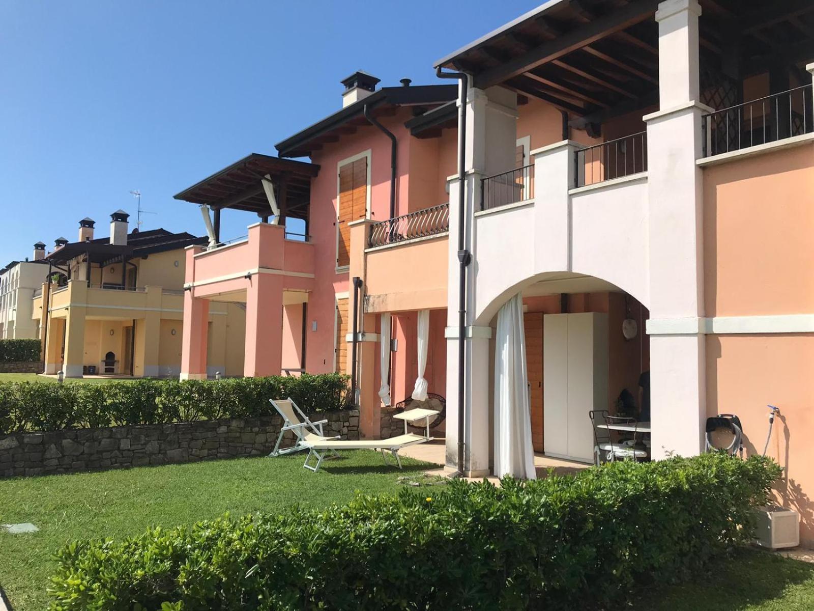 The Flowers - Apartments With Private Garden In Residence With Pool Manerba del Garda Zewnętrze zdjęcie